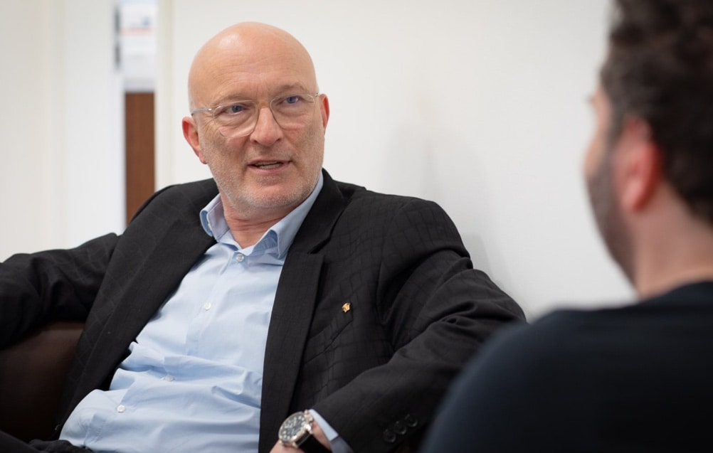Gruppenfoto von gesund aussehenden Menschen.