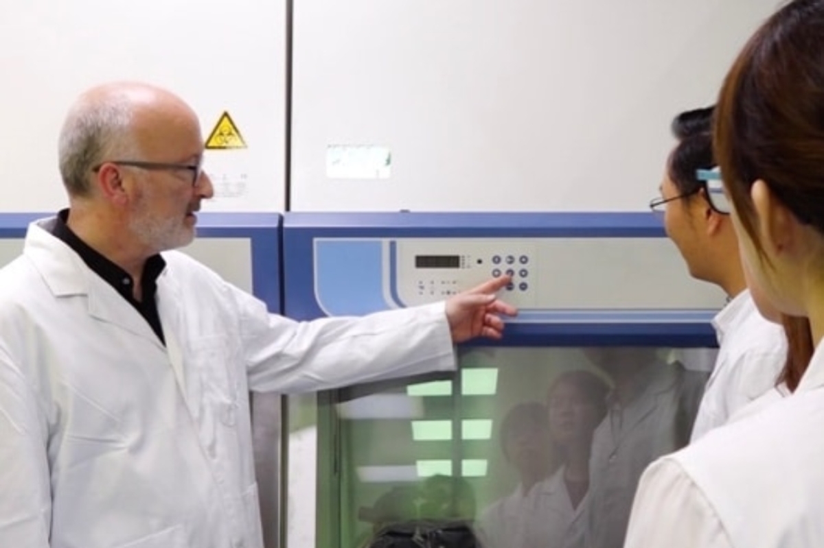 Frank dr&uuml;ckt Knopf